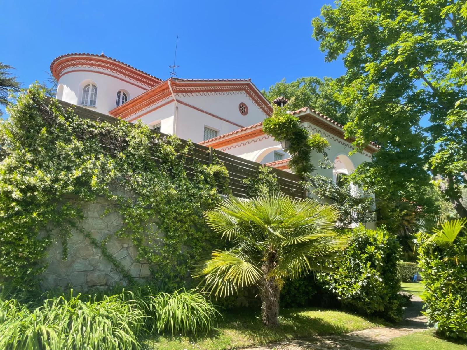 Espectacular Casa Chateau En El Centro De Olot Exterior photo