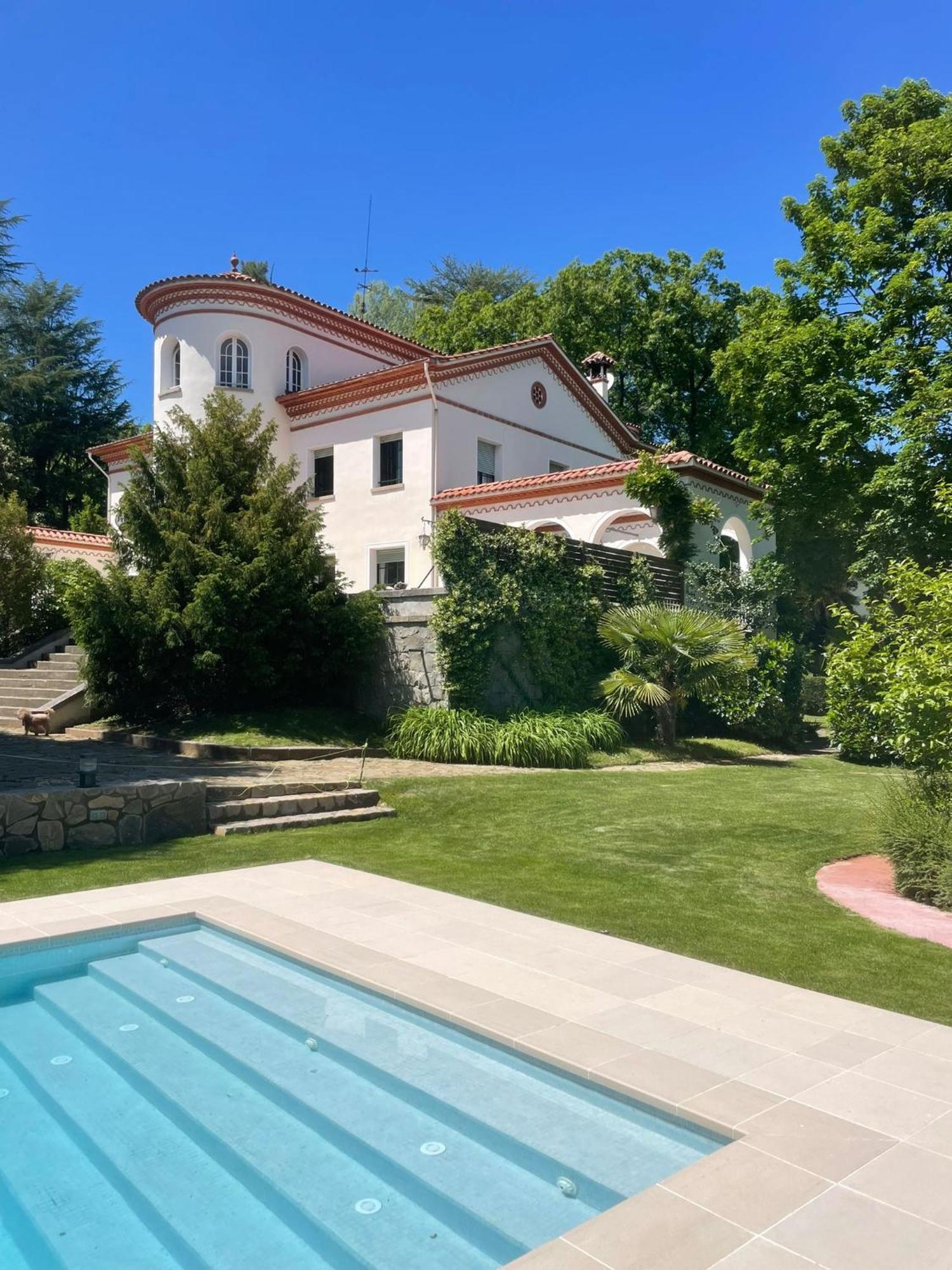 Espectacular Casa Chateau En El Centro De Olot Exterior photo